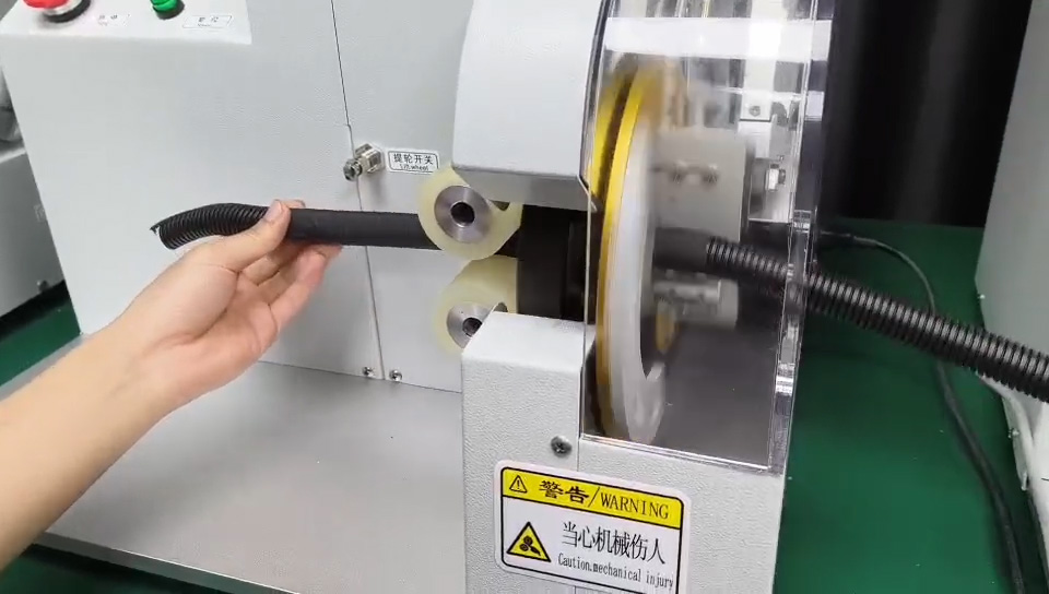 Intelligente Klebeband-Wickelmaschine für offene Wellrohre Ø25mm – Präzise Umwicklung von Rohren