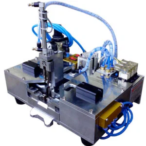 Positionieren Sie den inneren Draht auf dem Drahtklauenhalter aus Kunststoff