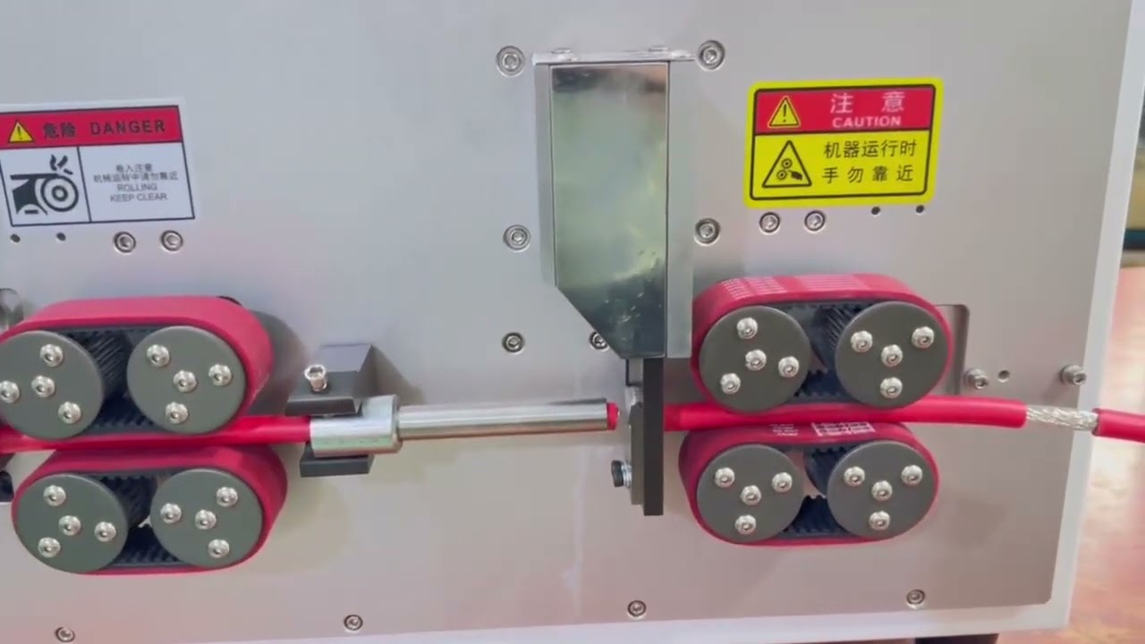 Vollautomatische Abisolier- und Schneidemaschine – Echtaufnahme, verarbeitet Kabel bis 35 mm²