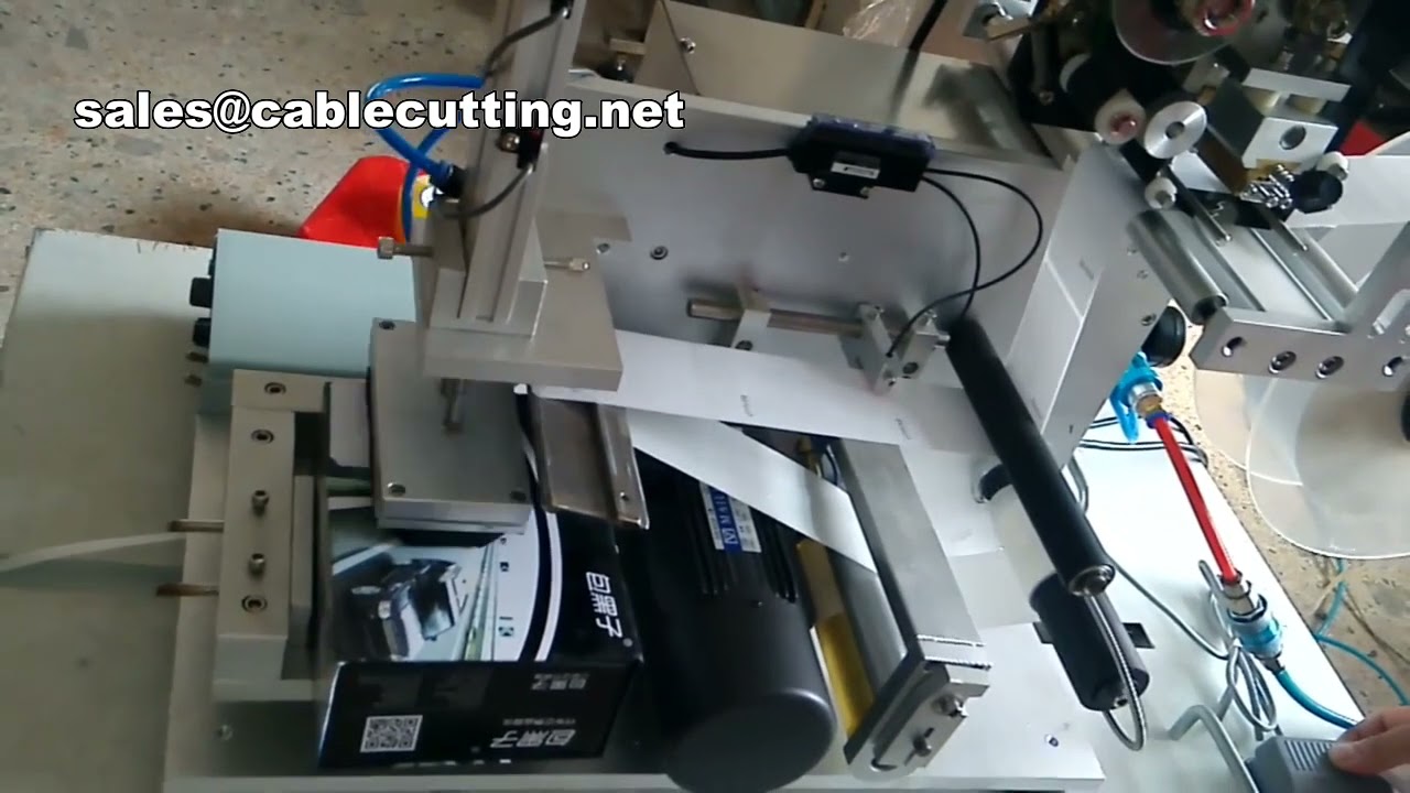 Manuelle Etikettiermaschine für quadratische Flaschen auf flachen Oberflächen – Aufkleber drucken und anbringen