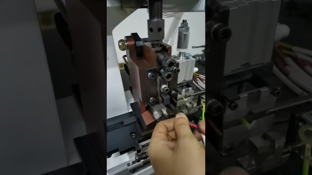 Crimpmaschine für gerade Endlosbandkontakte – Originalvideo aus der Fertigung #Fabrik #Maschine #Werkzeuge
