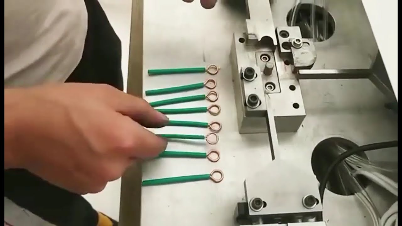 Automatische Drahtwickelmaschine in Aktion – Echtaufnahme der Industriemaschine