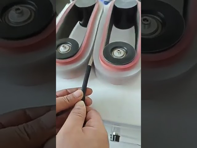 Metallmantel-Kabelbürst- und -Verteilmaschine mit Raupenantrieb – Nylon-Kupfer-Drahtkugelbürsten für präzise Kabelbearbeitung