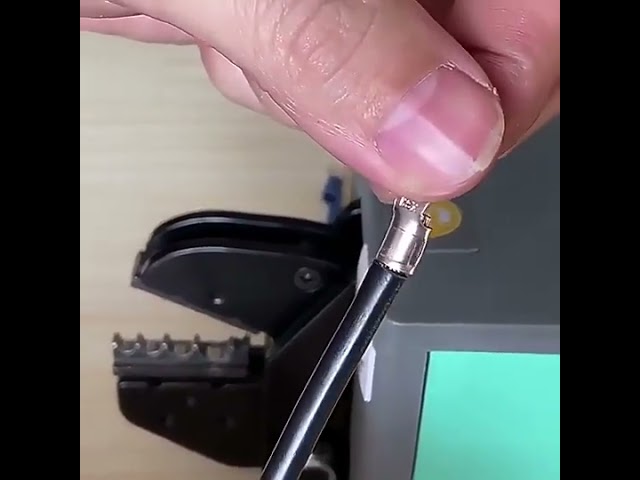 Pneumatische Crimpmaschine für Y- und O-Ring-Kabelschuhe | Effiziente Automatisierung