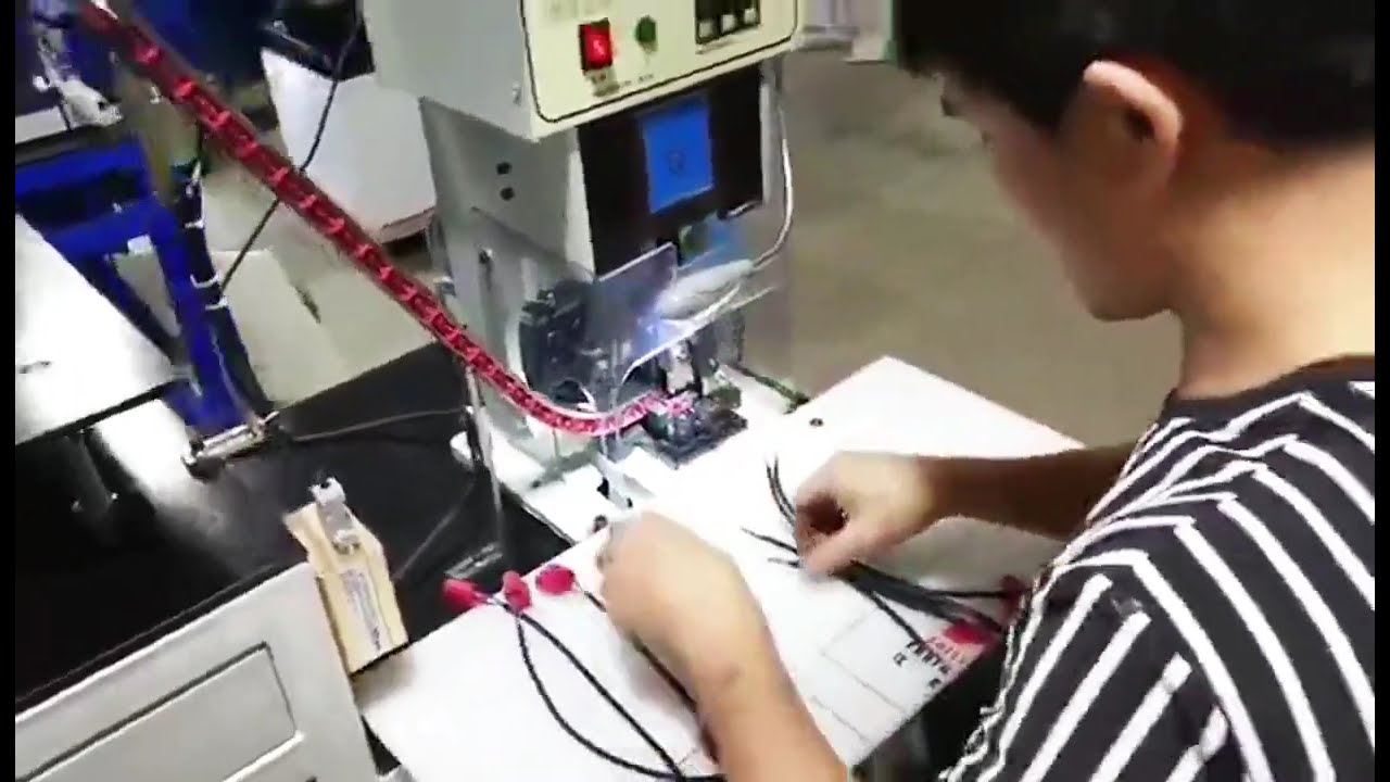 Automatische Crimpmaschine mit Vibrationswendelförderung für lose Anschlussklemmen