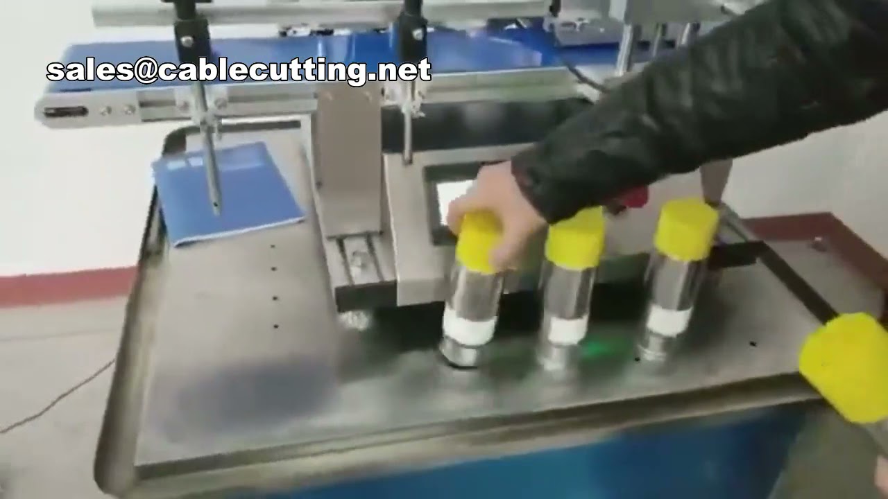 Runde Flaschen, Dosen & Gläser etikettieren: Induktionsetikettiermaschine (Tischmodell) im Einsatz
