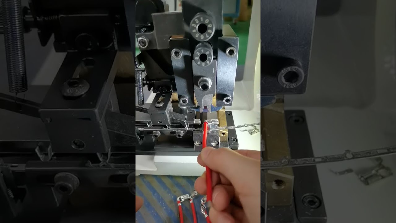 Leise Terminalmaschine mit horizontalem Crimpwerkzeug – echte Fabrikaufnahme #Fabrik #Maschine