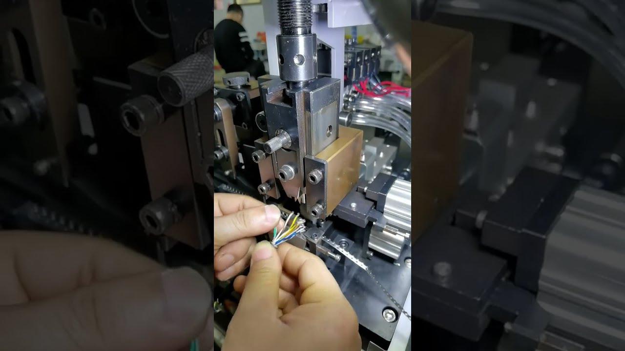 Horizontaler Streifenterminal-Automat – Crimpen von 1,0 mm² Anschlüssen #Fabrik #Maschine
