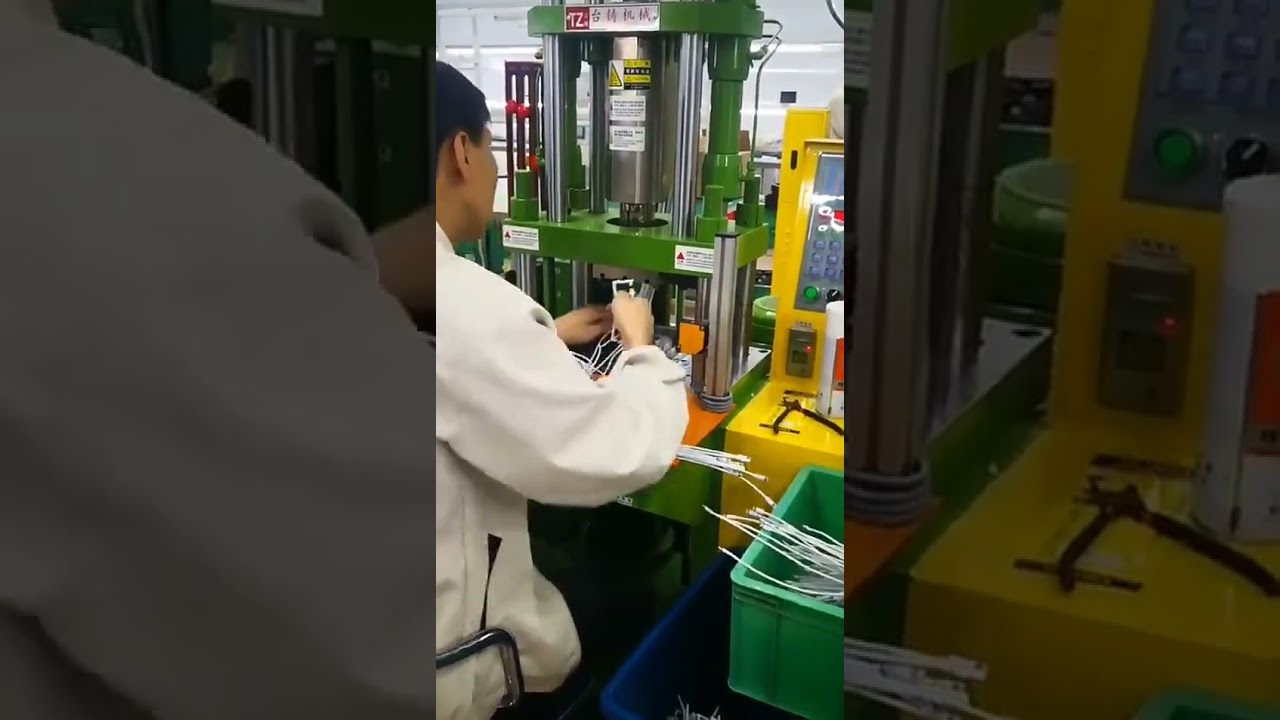 Vertikale Klein-Kunststoffspritzgussmaschine für Präzisionsteile | Fabrikautomatisierung