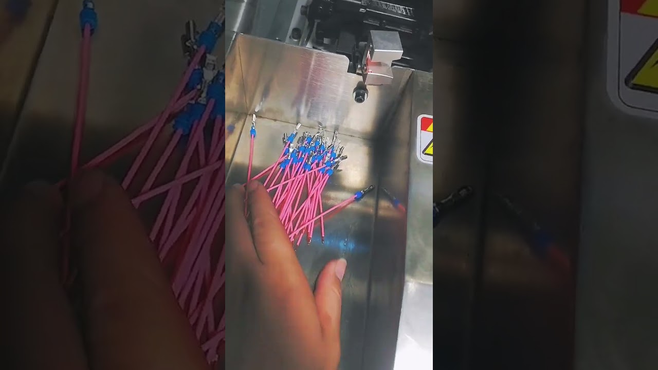Vollautomatische wasserdichte Stecker-Einführungsmaschine für Litzen – Erst einführen, dann abisolieren